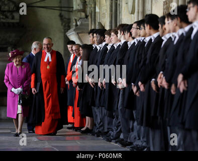 La regina Elisabetta II, accompagnato dal Decano di Westminster Abbey, il molto reverendo dottor John Hall, passeggiate attraverso i chiostri dopo apertura del diamante della regina gallerie giubilare presso l Abbazia di Westminster a Londra. Foto Stock