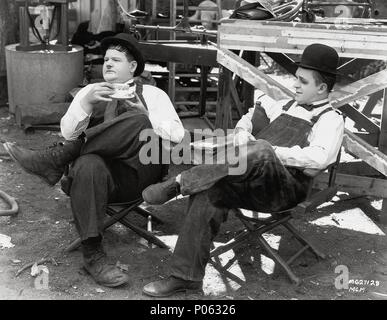 Pellicola originale titolo: trainata in un foro. Titolo inglese: trainata in un foro. Regista: ALAN MARSHALL. Anno: 1932. Stelle: Oliver Hardy Stan Laurel. Credito: Hal Roach/MGM / Album Foto Stock