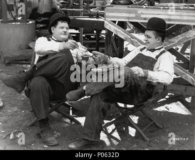 Pellicola originale titolo: trainata in un foro. Titolo inglese: trainata in un foro. Regista: ALAN MARSHALL. Anno: 1932. Stelle: Oliver Hardy Stan Laurel. Credito: Hal Roach/MGM / Album Foto Stock