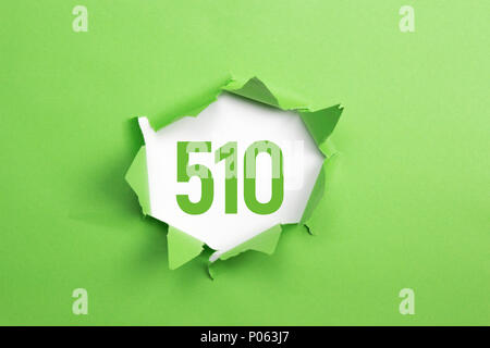 Numero Verde 510 sul libro verde sullo sfondo Foto Stock