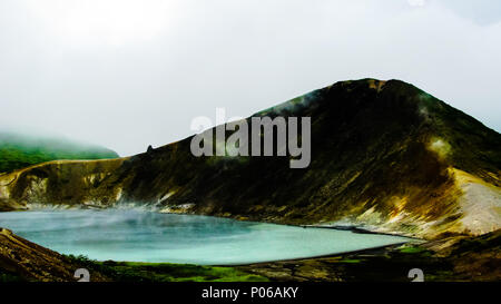 Lago di vapore nel cratere del vulcano Golovnina in Kunashir island, Kurily, Russia Foto Stock