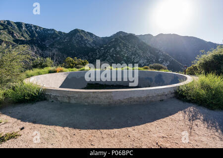 Storico resort serbatoio rovina sulla sommità di Echo Mtn in Angeles National Forest sopra Pasadena e Los Angeles, California. Foto Stock