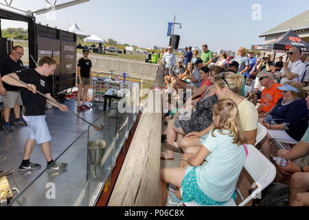 Museo di Corning di vetro dà una produzione vetraria demo sul loro chiatta di vetro, al mondo canali Conferenza, Syracuse, New York, 2017. Foto Stock