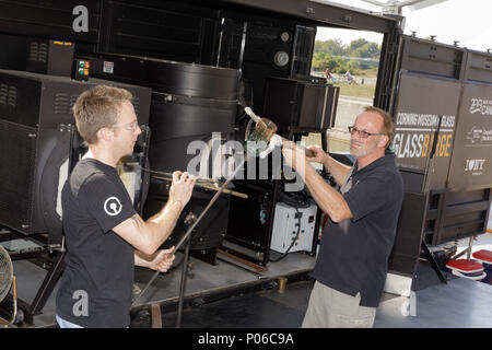 Museo di Corning di vetro dà una produzione vetraria demo sul loro chiatta di vetro, al mondo canali Conferenza, Syracuse, New York, 2017. Foto Stock