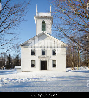 Lo stato di New York, Stati Uniti d'America, inverno 2017: una chiesa bianca sul bianco della neve, nel piccolo borgo rurale della Newville, Herkimer County. Foto Stock