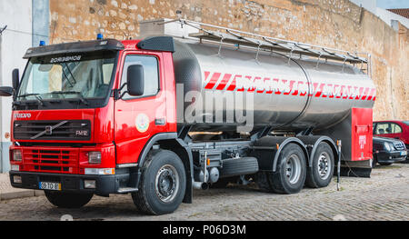 Faro, Portogallo - 01 May 2018: camion fuoco parcheggiata di fronte a un volontario la stazione dei vigili del fuoco a una giornata di primavera Foto Stock