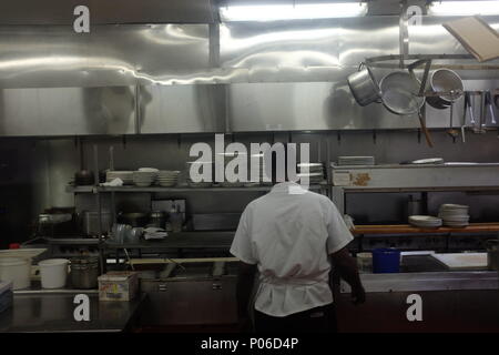 Cuocere a lavorare in un ristorante di cucina Foto Stock