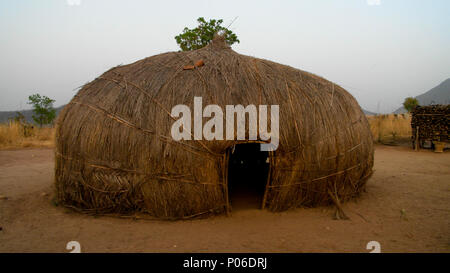 Vista Wodaabe aka Mbororo tribù villaggio nei pressi di Poli, Camerun Foto Stock