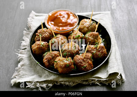 In casa le polpette di carne con salsa di pomodoro sulla pietra nera tabella Foto Stock
