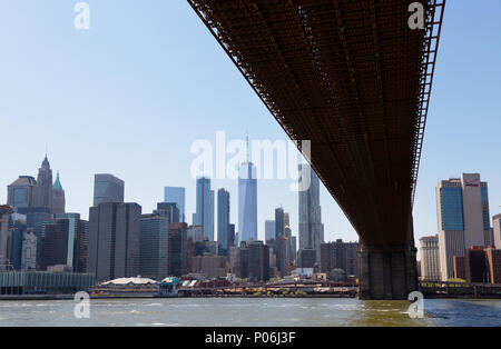 Manhattan si vede attraverso l'East River da Ponte di Brooklyn Park, al di sotto del ponte di Brooklyn, New York City, Stati Uniti d'America Foto Stock