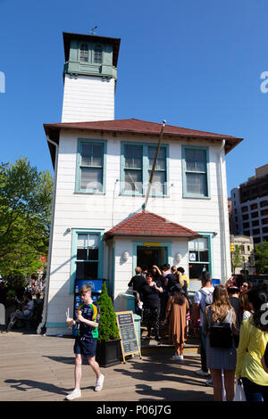 Persone che acquistano Gelato dalla Brooklyn ice cream Factory, una famosa gelateria, Ponte di Brooklyn Park, Brooklyn, New York City USA Foto Stock