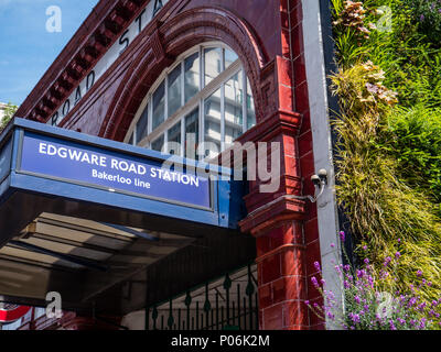 Edgware Road della metropolitana di Londra, con pareti verdi per ridurre l'inquinamento atmosferico, Londra, Inghilterra, Regno Unito, GB. Foto Stock