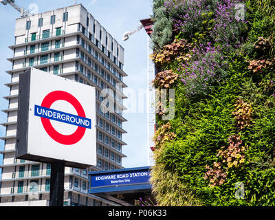Edgware Road della metropolitana di Londra, con pareti verdi per ridurre l'inquinamento atmosferico, Londra, Inghilterra, Regno Unito, GB. Foto Stock