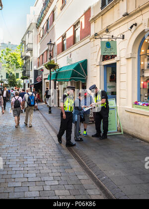 Gibilterra, Regno Unito - 18 Maggio 2017: gli ufficiali di polizia direzione dà consigli ai turisti alla strada principale di Gibilterra, Regno Unito, Europa occidentale. Foto Stock