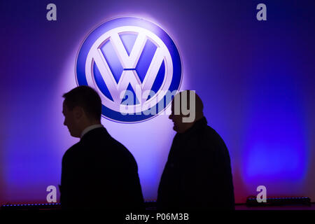 Wreschen, Polonia, VW logo per l apertura della fabbrica di VW Veicoli Commerciali Foto Stock