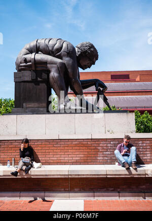 Scultura in bronzo. L'iscrizione recita "NEWTON" dopo William Blake di Eduardo Paolozzi, The British Library, Londra, Inghilterra, Regno Unito, GB. Foto Stock