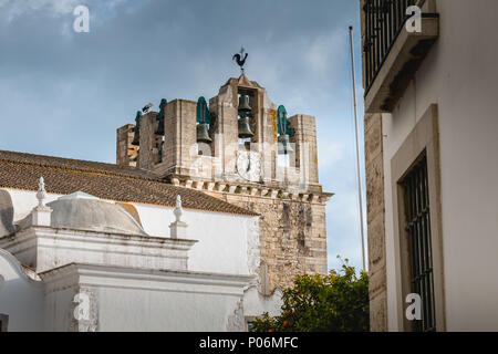 Dettagli architettonici della Cattedrale di Faro, Portogallo su una giornata di primavera Foto Stock