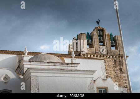 Dettagli architettonici della Cattedrale di Faro, Portogallo su una giornata di primavera Foto Stock