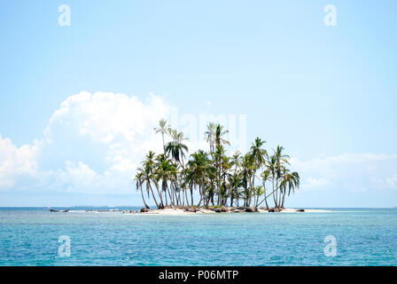 Isole paradiso in Guna Yala, Kuna Yala, San Blas, Panama. Sunrise. Il tramonto. Le palme. La sabbia bianca. Corallo. Foto Stock