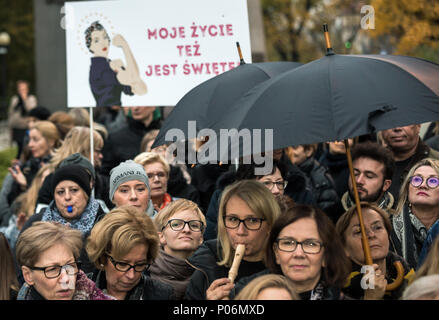 Pozna , Polonia, nero protesta contro l'esagerazione di legge sull aborto Foto Stock