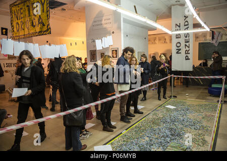 Pozna , Polonia, mostra d'arte sulla protesta nero Foto Stock