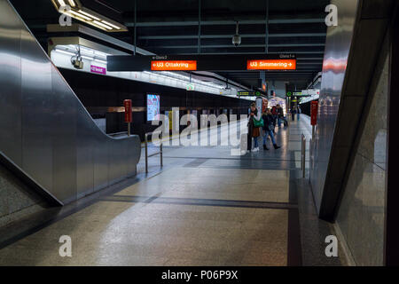 Vienna, Austria - 22 Ottobre 2017: piattaforma della stazione della metropolitana Volkstheater Foto Stock