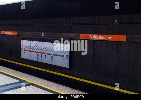 Vienna, Austria - 22 Ottobre 2017: piattaforma della stazione della metropolitana Volkstheater Foto Stock