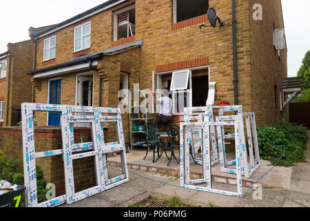 Un buy to let proprietà / casa maisonette avente nuovo ricambio uPVC / u finestre in PVC montato / installato e la vecchia finestra di legno rimosso. Regno Unito (99) Foto Stock