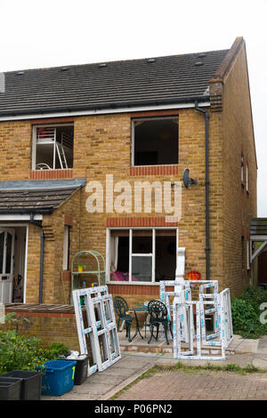 Un buy to let proprietà / casa maisonette avente nuovo ricambio uPVC / u finestre in PVC montato / installato e la vecchia finestra di legno rimosso. Regno Unito (99) Foto Stock