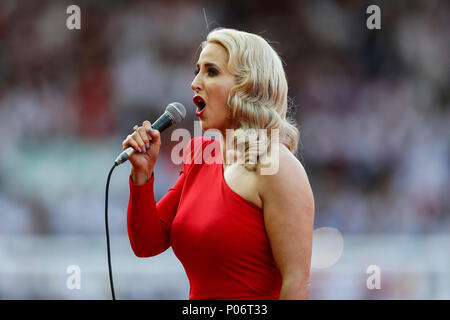 Leeds, Regno Unito. Il 7 giugno, 2018. Una cantante canta l'inno nazionale prima della International amichevole tra Inghilterra e Costa Rica a Elland Road il 7 giugno 2018 a Leeds, Inghilterra. (Foto di Daniel Chesterton/phcimages.com) Credit: Immagini di PHC/Alamy Live News Foto Stock