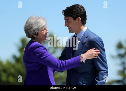 Quebec, Canada. 8 Giugno, 2018. Theresa Maggio, primo ministro del Regno Unito, viene accolto da Justin Trudeau, primo ministro del Canada, al di fuori del hotel Fairmont Le Manoir. Foto: Michael Kappeler/dpa Credito: dpa picture alliance/Alamy Live News Foto Stock