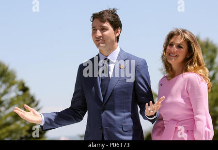 08 giugno 2018, La Malbaie Quebec, il primo ministro canadese Justin Trudeau e sua moglie Sophie Gregoire Trudeau in attesa di salutare la visita dei politici al di fuori l'Hotel Fairmont Le Manoir. Foto: Michael Kappeler/dpa Credito: dpa picture alliance/Alamy Live News Foto Stock