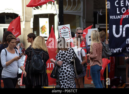 Covent Garden, Regno Unito, 8 giugno 2018, TGI Fridays sciopero di equa retribuzione al di fuori della loro Covent Garden Restaurant. Organizzato dalla Unione uniscono. Credito Larby Keith/Alamy Live News Foto Stock