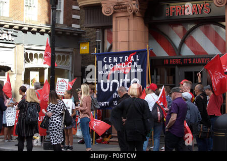 Covent Garden, Regno Unito, 8 giugno 2018, TGI Fridays sciopero di equa retribuzione al di fuori della loro Covent Garden Restaurant. Organizzato dalla Unione uniscono. Credito Larby Keith/Alamy Live News Foto Stock