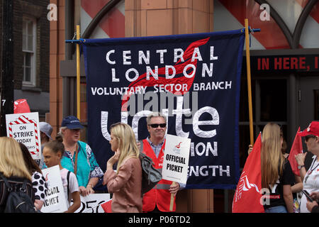 Covent Garden, Regno Unito, 8 giugno 2018, TGI Fridays sciopero di equa retribuzione al di fuori della loro Covent Garden Restaurant. Organizzato dalla Unione uniscono. Credito Larby Keith/Alamy Live News Foto Stock