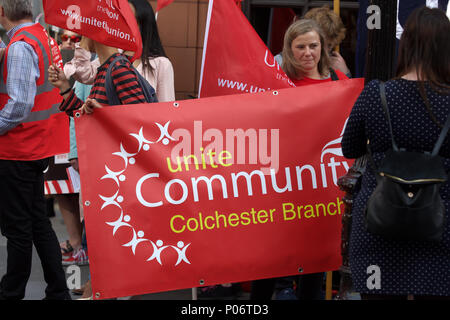 Covent Garden, Regno Unito, 8 giugno 2018, TGI Fridays sciopero di equa retribuzione al di fuori della loro Covent Garden Restaurant. Organizzato dalla Unione uniscono. Credito Larby Keith/Alamy Live News Foto Stock