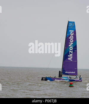 Cardiff Wales UK. 8 Giugno 2018. AkzoNobel ritorna alla marina dopo la in-port Race Volvo Ocean Race . Credito: Phillip Thomas/Alamy Live News Foto Stock