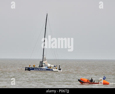 Cardiff Wales UK. 8 Giugno 2018. Girare la marea sulla plastica riduce la sua vela alla fine della Volvo Ocean Race In-port Race . Credito: Phillip Thomas/Alamy Live News Foto Stock