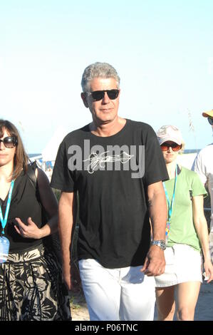 MIAMI BEACH, FL - 27 febbraio: Anthony Bourdain assiste la Whole Foods Market Grand Tasting Village durante il 2011 South Beach Festival del Vino e del cibo nel febbraio 27, 2011 a Miami Beach, Florida Persone: Anthony Bourdain trasmissione Ref: MNC15 deve chiamare se interessati Michael tempeste tempeste Media Group Inc. 305-632-3400 - Cell 305-513-5783 - MikeStorm@aol.com Fax Foto Stock