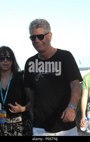 MIAMI BEACH, FL - 27 febbraio: Anthony Bourdain assiste la Whole Foods Market Grand Tasting Village durante il 2011 South Beach Festival del Vino e del cibo nel febbraio 27, 2011 a Miami Beach, Florida Persone: Anthony Bourdain trasmissione Ref: MNC15 deve chiamare se interessati Michael tempeste tempeste Media Group Inc. 305-632-3400 - Cell 305-513-5783 - MikeStorm@aol.com Fax Foto Stock