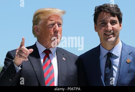 Quebec, Canada. 8 Giugno, 2018. Il presidente statunitense Donald Trump (l) è accolto da il primo ministro canadese Justin Trudeau fuori l'Hotel Fairmont Le Manoir. Credito: dpa picture alliance/Alamy Live News Foto Stock