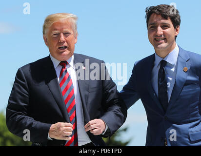 Quebec, Canada. 8 Giugno, 2018. Il presidente statunitense Donald Trump (l) è accolto da il primo ministro canadese Justin Trudeau fuori l'Hotel Fairmont Le Manoir. Credito: dpa picture alliance/Alamy Live News Foto Stock