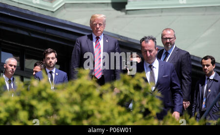 Quebec, Canada. 8 Giugno, 2018. Il presidente statunitense Donald Trump (C) arriva al Hotel Fairmont Le Manoir in vista del vertice G7. Foto: Michael Kappeler/dpa Credito: dpa picture alliance/Alamy Live News Foto Stock