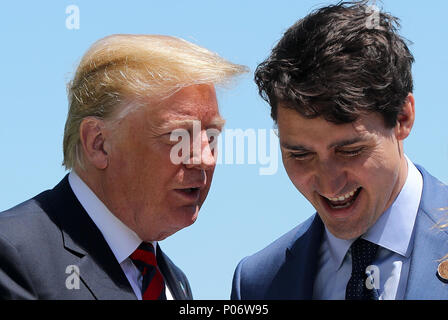 Quebec, Canada. 8 Giugno, 2018. Il presidente statunitense Donald Trump (l) è accolto da il primo ministro canadese Justin Trudeau fuori l'Hotel Fairmont Le Manoir. Credito: dpa picture alliance/Alamy Live News Foto Stock