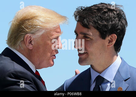 Quebec, Canada. 8 Giugno, 2018. Il presidente statunitense Donald Trump (l) è accolto da il primo ministro canadese Justin Trudeau fuori l'Hotel Fairmont Le Manoir. Credito: dpa picture alliance/Alamy Live News Foto Stock