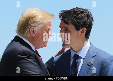 Quebec, Canada. 8 Giugno, 2018. Il presidente statunitense Donald Trump (l) è accolto da il primo ministro canadese Justin Trudeau fuori l'Hotel Fairmont Le Manoir. Credito: dpa picture alliance/Alamy Live News Foto Stock