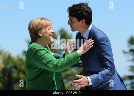 Quebec, Canada. 8 Giugno, 2018. Il cancelliere tedesco Angela Merkel (l) è accolto da il primo ministro canadese Justin Trudeau fuori l'Hotel Fairmont Le Manoir. Credito: dpa picture alliance/Alamy Live News Foto Stock