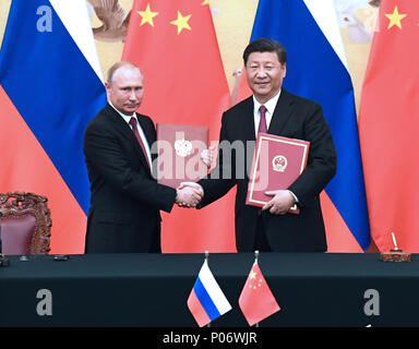 Pechino, Cina. 8 Giugno, 2018. Il presidente cinese Xi Jinping e il suo omologo russo Vladimir Putin firma di una dichiarazione comune dopo i colloqui a Pechino Capitale della Cina, Giugno 8, 2018. Credito: Rao Aimin/Xinhua/Alamy Live News Foto Stock