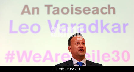 Belfast, Irlanda del Nord. 8 Giugno, 2018. An Taoiseach, Leo Varadkar parla al momento del lancio il programma di quest'anno per il Féile una comunità Phobail festival nella parte occidentale di Belfast, Irlanda del Nord, venerdì 8 giugno, 2018. Credito - Foto/Paolo McErlane Credito: Irish occhio/Alamy Live News Foto Stock