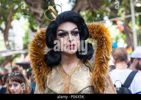 Tel Aviv, Israele. 8 Giugno, 2018. Sotto il sole cocente, 250000 persone hanno partecipato a Tel Aviv annuale xx Gay Pride Parade. L'evento è più grande del suo genere in Medio Oriente, e decine di migliaia di turisti internazionali unite ai festeggiamenti, volare in Israele soprattutto a prendere parte alla parata. Credito: galit seligmann/Alamy Live News Foto Stock